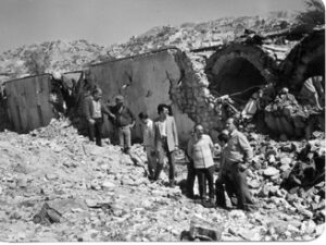 بازدید از مناطق جنگ زده خرمشهر (باغومیان نفر چهارم از سمت چپ)