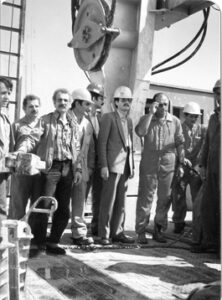 جمعی از صنعتگران ارمنی در حین خدمت رسانی به جبهه های جنگ تحمیلی (باغومیان نفر سوم از سمت راست)