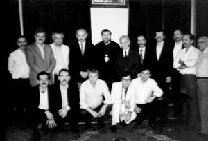 جمعی از کارگزاران جامعه ارمنیان در محل خلیفه گری ارامنه تهران (باغومیان نفر چهارم ایستاده از سمت راست)
