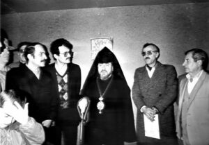 مراسم اهدایی کمک های ارمنیان به جبهه های جنگ تحمیلی (باغومیان نفر سمت چپ کنار روانشاد آرداک مانوکیان)