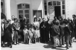 جنعی از معلمان،والدین و دانش آموزان (وارتانیان نفر سمت راست ایستاده در کنار روانشاد اسقف آرداک مانوکیان)