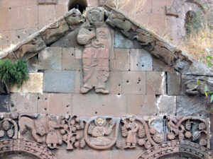 قسمتی از حجاری های بالای دیوارهای خارجی