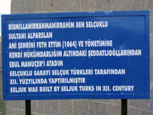 تابلوی راهنمای کنار قصر بارون