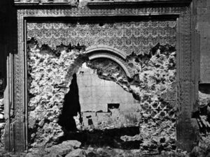 سردر قصر بارون قبل و بعد از مرمت