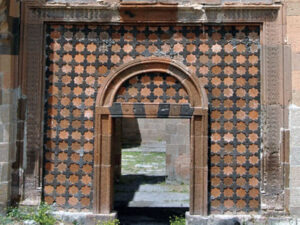 سردر قصر بارون قبل و بعد از مرمت