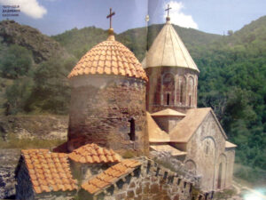 صومعه دادی که بر سر مقبره دادی مقدس در سده اول میلادی در دامنه کوه های مراو،در شمال آرتساخ بنا شده و بارها پس از تخریب های پیاپی به دست مغول ها و اعراب بازسازی شده است