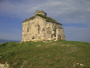کلیسای سرکیس مقدس (سال برپایی 989-1120م) به یاد پادشاه گاگیگ باگرادونی واقع در دشت متعلق به آرتساخ در جنوب استان قازاخ جمهوری آذربایجان