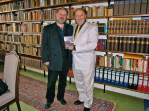 دکتر زاون خاچاتوریان،بنیان گذار بنیاد آرمین تی وگنر امریکا به همراه اولریخ کلان (سمت چپ)،مدیر بنیاد آرمین تی وگنر شهر ووپرتال آلمان در اتاق آرمین تی وگنر در کتابخانه شهر ووپرتال،2011م