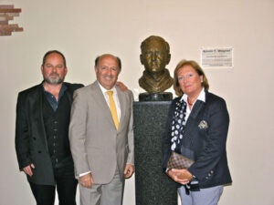 گشایش تندیس نیم تنه برنزی آرمین تی وگنر در دبیرستان معروف گیمنازیوم بایرویتر اشتراسه در ووپرتال آلمان،زادگاه آرمین تی وگنر،2011م.از راست : خانم سیلویاکات،شهردار شهر ووپرتال،دکتر زاون خاچاتوریان و اولریخ کلان