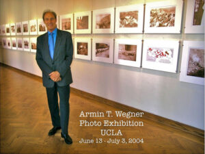 میشاوگنر،فرزند آرمین تی وگنر.در مراسم افتتاح نمایشگاه عکس های آرمین تی وگنر از صحنه های نژادکشی ارمنیان.لس آنجلس 2004م