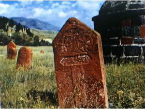 تصویر2:خاچکار برروی افراد عادی ارمنستان با نقش گل شش پر نوک تیز و کبوتر در بالای آن