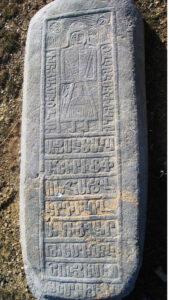 تصویر 7:گورنگاره زنی ایستاده با ابزار قالی بافی و فرشتگان دو طرف سر وی