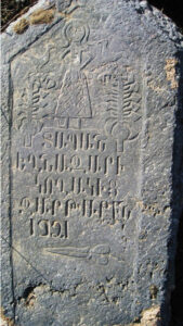 تصویر 8:گورنگاره زن با کلاغ بر روی گیاه و قیچی بسته در پایین سنگ گور