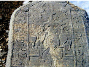 تصویر 15: گورنگاره شخص ایستاده با تبر در دست راست و جام و کوزه در اطراف صلیب