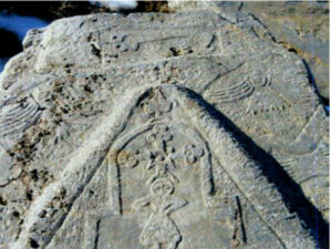 تصویر 17: گورنگاره زنی در حالت ایستاده و دست به کمر زده و صلیب با تزیینات گل و فرشتگان