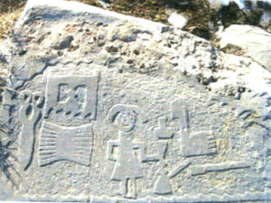 تصویر18: زن قالی باف با ابزار قالی بافی،شانه دو طرفه،قیچی و قلیان