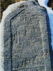 تصویر 19: گورنگاره زنی ایستاده در میان ابزار قالی بافی