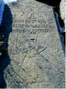 تصویر 24: شخصی ایستاده بلند و کلاه در حال کشیدن قلیان