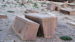 تصویر 27: نمایی از سنگ قبرها و چگونگی قرارگیری آنها برروی قبر