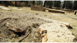 تصویر 28: سنگ قبرهای صخره ای نتراشیده