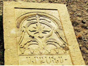 تصویر 31: گورنگاره صلیب با پرده های شعاعی زیر محراب در میان برگ کنگر