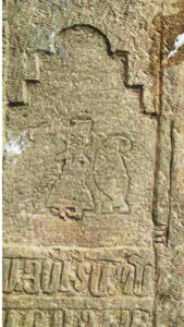 تصویر 34: شخصی ایستاده احتمالا در کنار خیک روغن