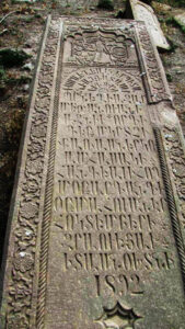 تصویر 35: سنگ قبر با جزئیات الهام گرفته از نقش قالی