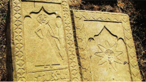 تصویر 37: گورنگاره نقش آفتاب و فردی ایستاده در حال کشیدن قلیان