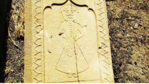 تصویر 38: گورنگاره فردی ایستاده در زیر محراب با تسبیحی در دست