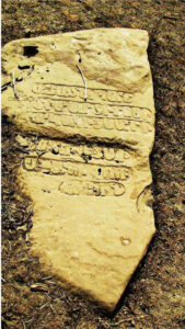 تصویر 41: سنگ قبر نامنظم با خط ارمنی و صلیبی ساده