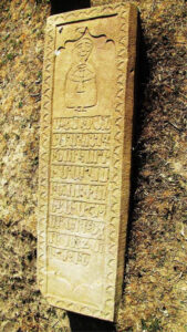 تصویر 42: مردی ایستاده با کپنک و قلیان در دستان