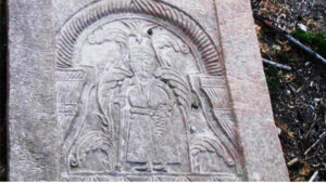 تصویر 45: گورنگاره فردی با لباس بلند،ایستاده در زیر محراب با تسبیح و عصا در دست،احاطه شده با برگ کنگر