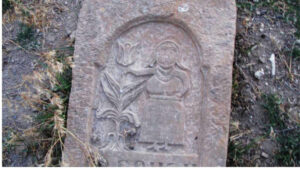 تصویر 48: گورنگاره زن در حال چیدن گل لاله در محراب