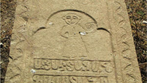 تصویر 49: گورنگاره کشیشی با کتاب در دست چپ