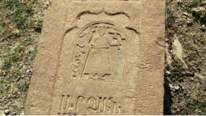 تصویر 50: گورنگاره مرد استاد تربیت باز شکاری با باز شکاری در دست چپ،تسبیح در دست راست و گل لاله در محراب