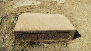 تصویر 51: سنگ قبر افتاده و حاشیه های تزیینی الهام گرفته از نقش قالی