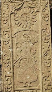 تصویر 53: گورنگاره جنگجو با گرز،شمشیر و کارد،جای باروت و خورشید در بالای سر