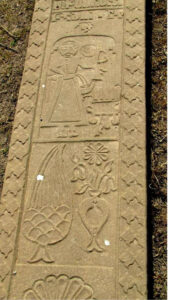 تصویر 54: گورنگاره جنگجو با گرز،شمشیر و کارد،جای باروت و گلدان با لاله واژگون و آتش دان با درخت سرو در پایین و گل شانزده پر