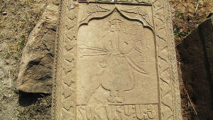 تصویر 55: گورنگاره جنگجو با گرز،شمشیر،کارد،تبر،جای باروت،نان و فرشتگان در دو طرف محراب که به صورت گل درآمده اند.