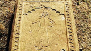 تصویر 57: گورنگاره شخصی ایستاده با دستار و لباس بلند و تبر در دست راست و فرشته ای به شکل پرنده