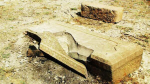 تصویر 59: تخریب گور بر اثر روشن کردن آتش در کنار آن