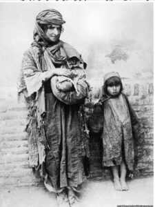 تصویر 63: لباس زن ارمنی در کوچ اجباری به حلب 1916م.عکس از آرمین تی وگنر