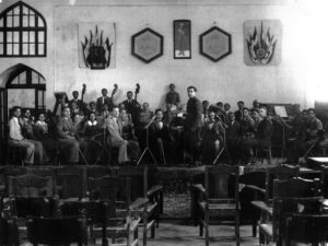 اولین رهبر ارکستر سمفونیک تهران،سرهنگ غلامحسین مین باشیان (ایستاده با چکمه)،اعضای ارکستر در بخش ویولن های اول ردیف جلو:کارل زوبک (کنسرت مایستر)( و کنار او سرژ خوتسیف.در ردیف دوم:روبن صافاریان و ردیف سوم:عطاالله خادم میثاق.پشت مین باشیان نوازنده ویولن سل با پاپیون کج:سرژ خوتسیف.