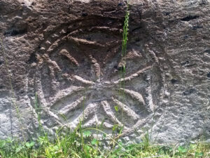 نقش صلیب در حجاری کلیسای یغوارد (قرن پنجم میلادی)