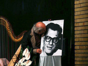 بوسه بهزاد فراهانی بر عکس استاد