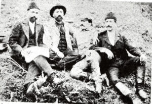 یپرم نفر نخست از سمت چپ و شماری از همراهان وی،رشت 1902م