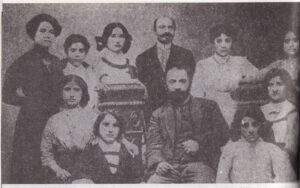 رستوم (نفر نشسته در ردیف نخست) در میان مدیران و دانش آموختگان دبیرستان دخترانه هریپسیمه،ارزروم 1913م