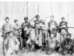 نیکول دومان (در وسط) با گروهی از رزمندگان (فدائیان) شرکت کننده در نبرد خاناسور