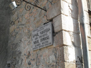 تابلوی ورودی موزه یادبود نیکول دومان در زادگاه او