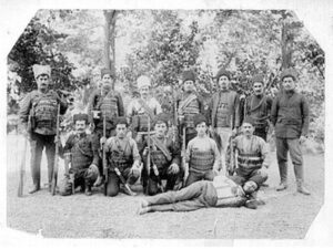 پطروس ملیک آندراسیان (نفر اول سمت چپ) و هم رزمانش